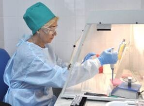 Esecuzione di un test delle feci per le uova di elminti